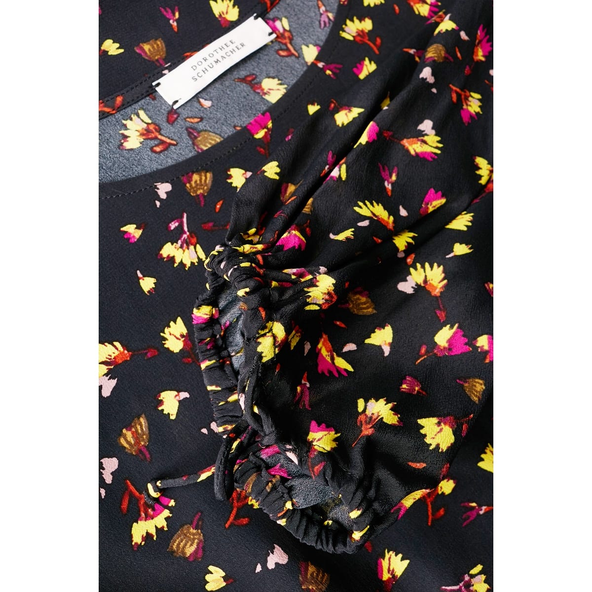 Dorothee Schumacher • zwarte blouse met bloemen